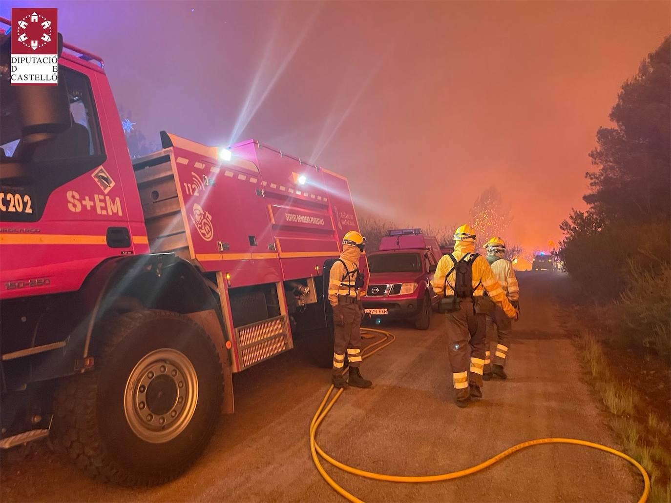 Un incendio afecta a la localidad castellonense de Azuébar desde última hora de la tare del sábado. Los efectivos trabajan para sofocar las llamas y los vecinos del municipio han sido desalojados por precaución.