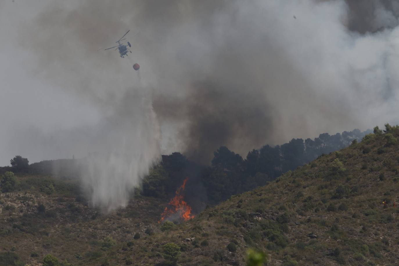 Un incendio afecta a la localidad castellonense de Azuébar desde última hora de la tare del sábado. Los efectivos trabajan para sofocar las llamas y los vecinos del municipio han sido desalojados por precaución.