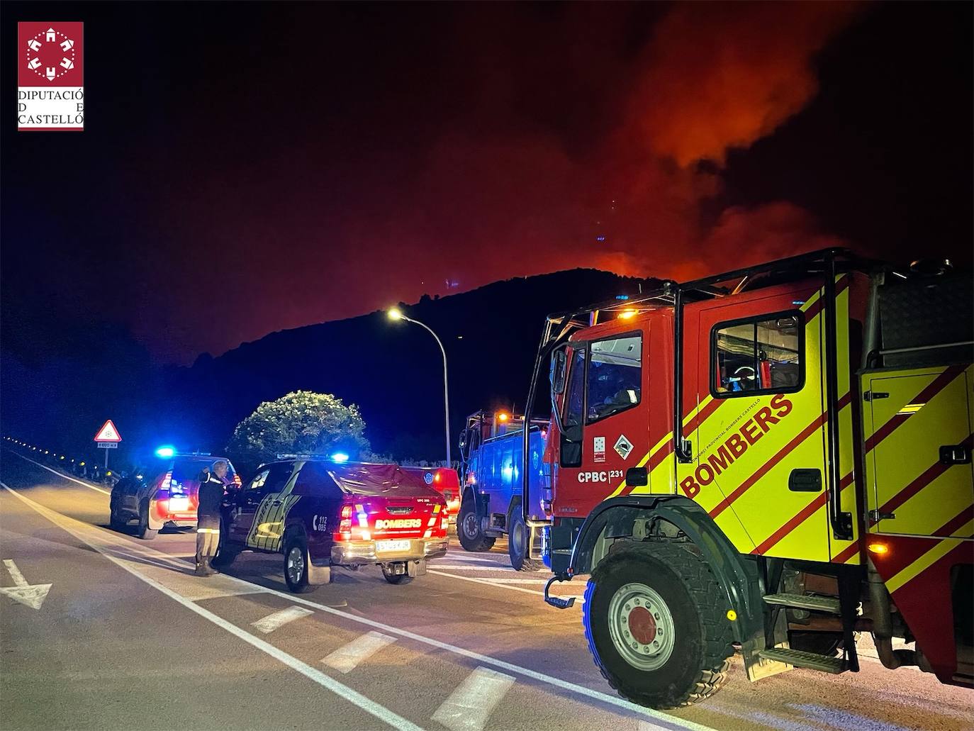 Un incendio afecta a la localidad castellonense de Azuébar desde última hora de la tare del sábado. Los efectivos trabajan para sofocar las llamas y los vecinos del municipio han sido desalojados por precaución.