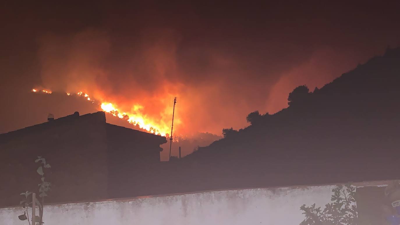 Un incendio afecta a la localidad castellonense de Azuébar desde última hora de la tare del sábado. Los efectivos trabajan para sofocar las llamas y los vecinos del municipio han sido desalojados por precaución.