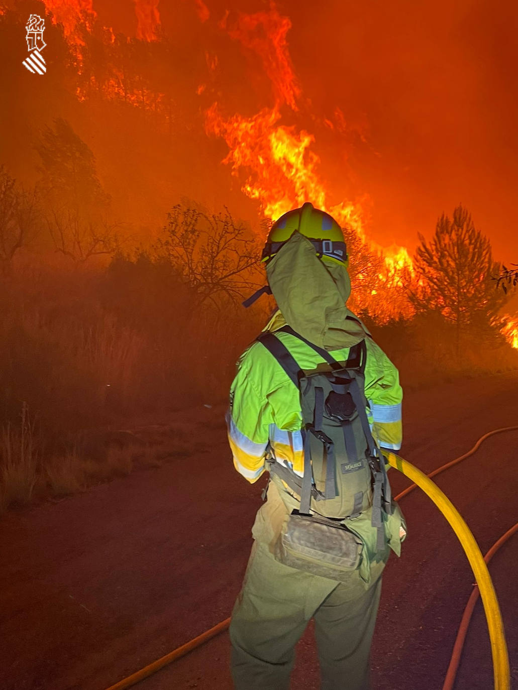 Un incendio afecta a la localidad castellonense de Azuébar desde última hora de la tare del sábado. Los efectivos trabajan para sofocar las llamas y los vecinos del municipio han sido desalojados por precaución.