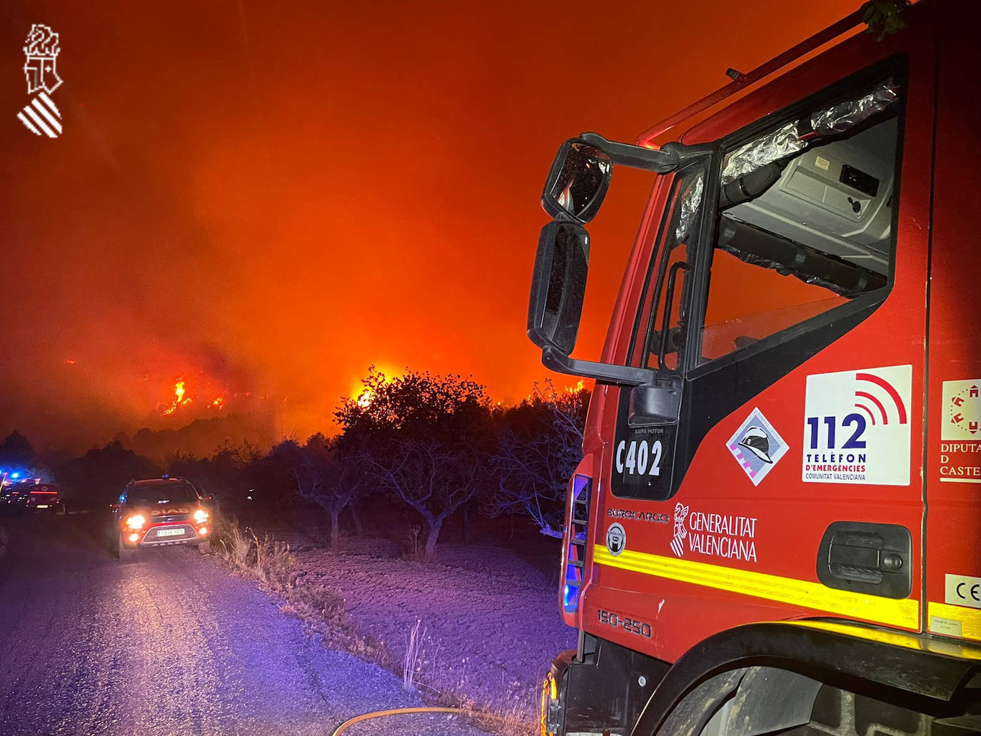 Un incendio afecta a la localidad castellonense de Azuébar desde última hora de la tare del sábado. Los efectivos trabajan para sofocar las llamas y los vecinos del municipio han sido desalojados por precaución.