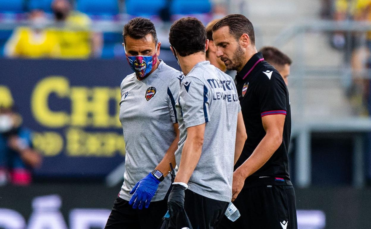 Soldado retirándose del campo en el último partido. 