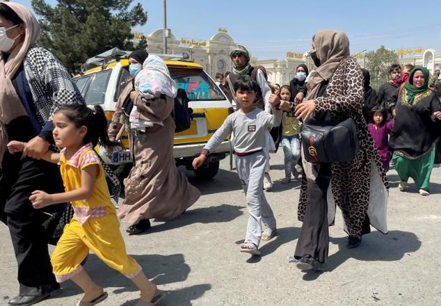 Los afganos se agolpan en el aeropuerto mientras esperan salir de Kabul 