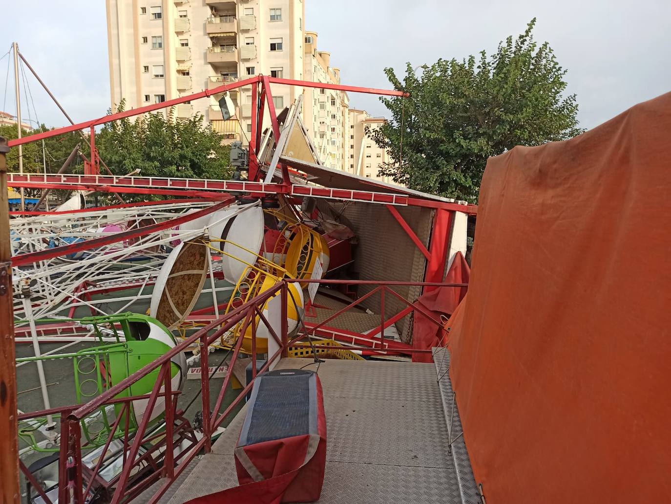 Imagen de la noria derribada en Gandia por un reventón cálido. 