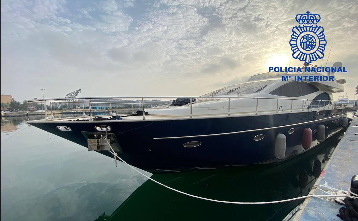 La Policía encontró el barco a la deriva en el pantalán del Puerto de Valencia.