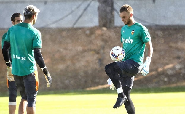 Jasper Cillessen, controla el balón durante un entrenamiento en Paterna la pasada campaña. 