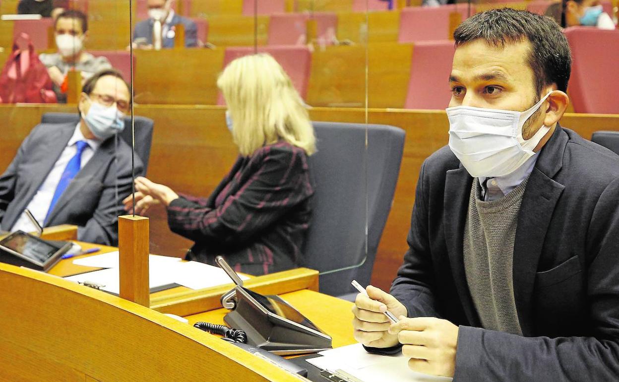 El conseller Vicent Marzà durante una sesión de control en Les Corts en una imagen de archivo. 