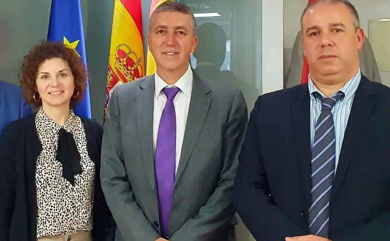 María Dolores Parra, responsable del IVACE, el conseller Rafael Climent y el exdirector comercial de la oficina en Marruecos. 