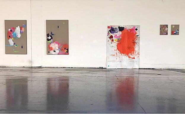 Imagen principal - Unos momentos del simposio, compartiendo mesa con otros artistas. 