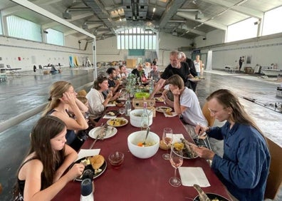 Imagen secundaria 1 - Unos momentos del simposio, compartiendo mesa con otros artistas. 