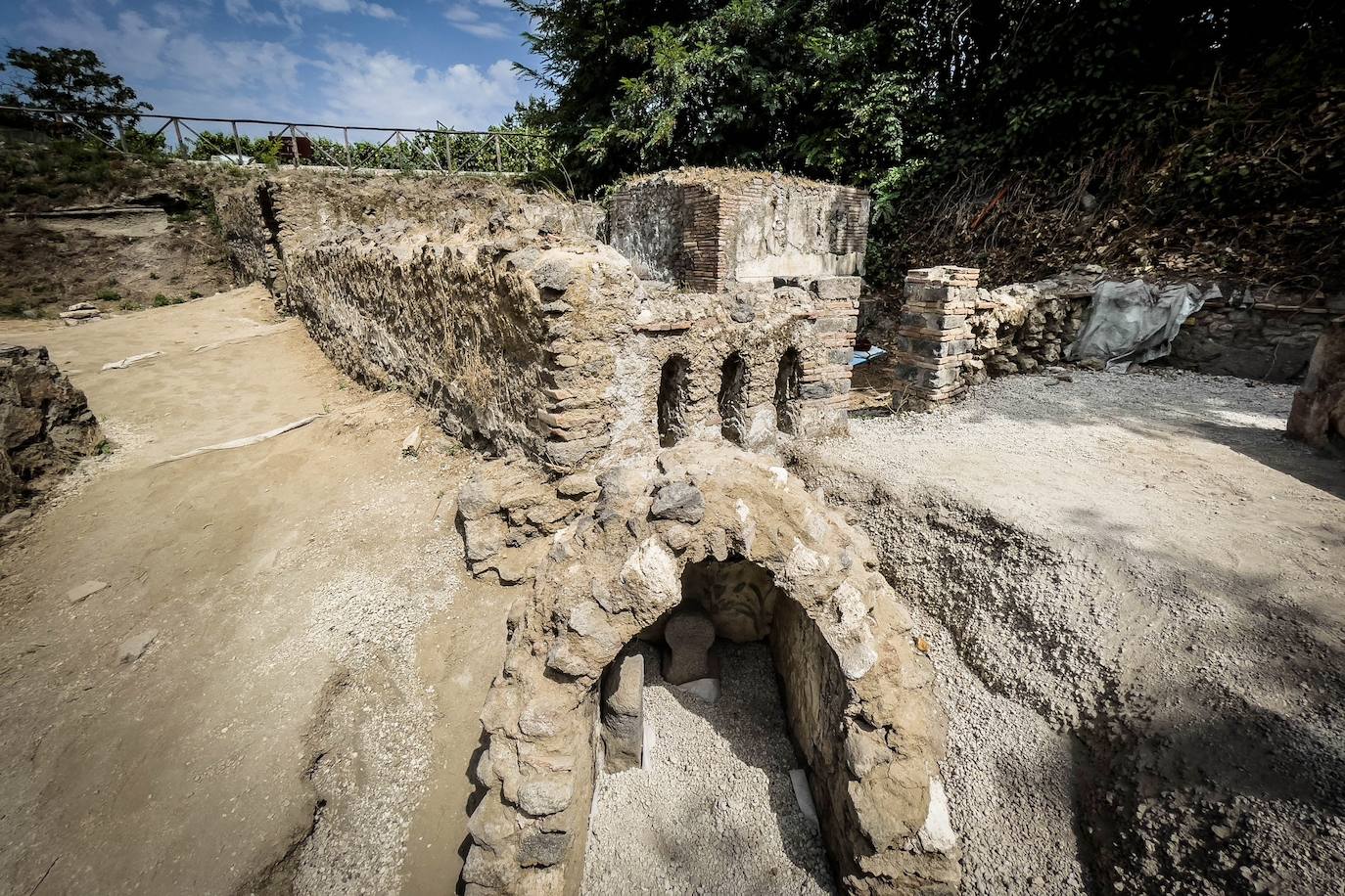 Un equipo de investigadores de la Universitat de Valencia descubre el peculiar enterramiento de un liberto en la antigua ciudad romana destruida por el Vesubio