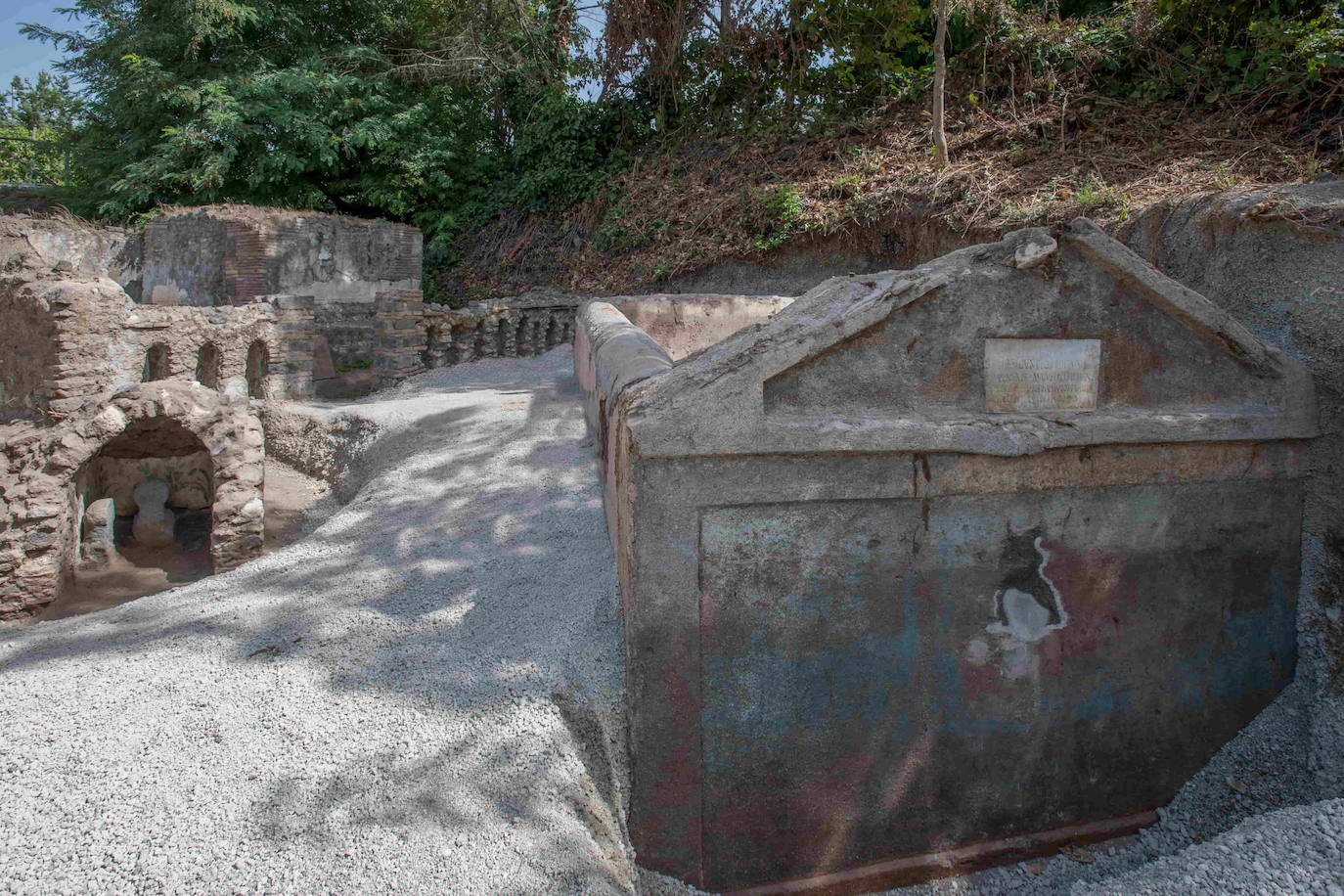 Un equipo de investigadores de la Universitat de Valencia descubre el peculiar enterramiento de un liberto en la antigua ciudad romana destruida por el Vesubio