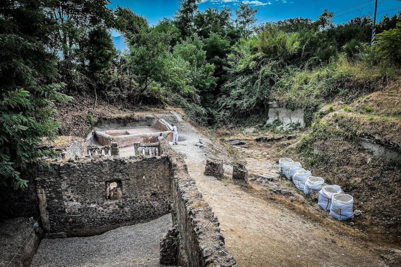 Un equipo de investigadores de la Universitat de Valencia descubre el peculiar enterramiento de un liberto en la antigua ciudad romana destruida por el Vesubio