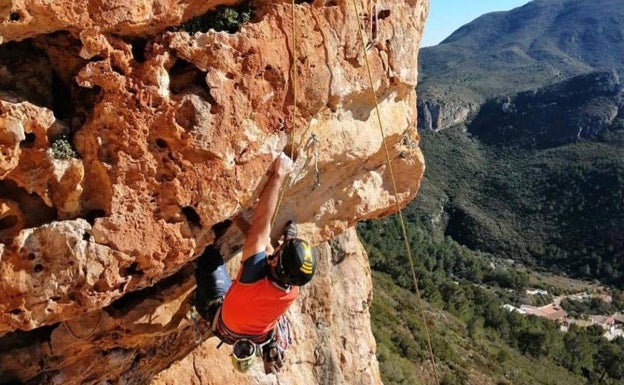 Imagen principal - Escalada, en la nieve o sobre ruedas, Joxe siempre disfruta del deporte en todas sus modalidades. 