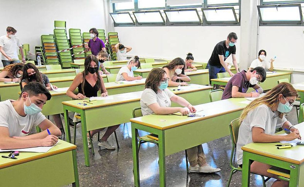 Alumnos durante la convocatoria extraordinaria de la selectividad. 