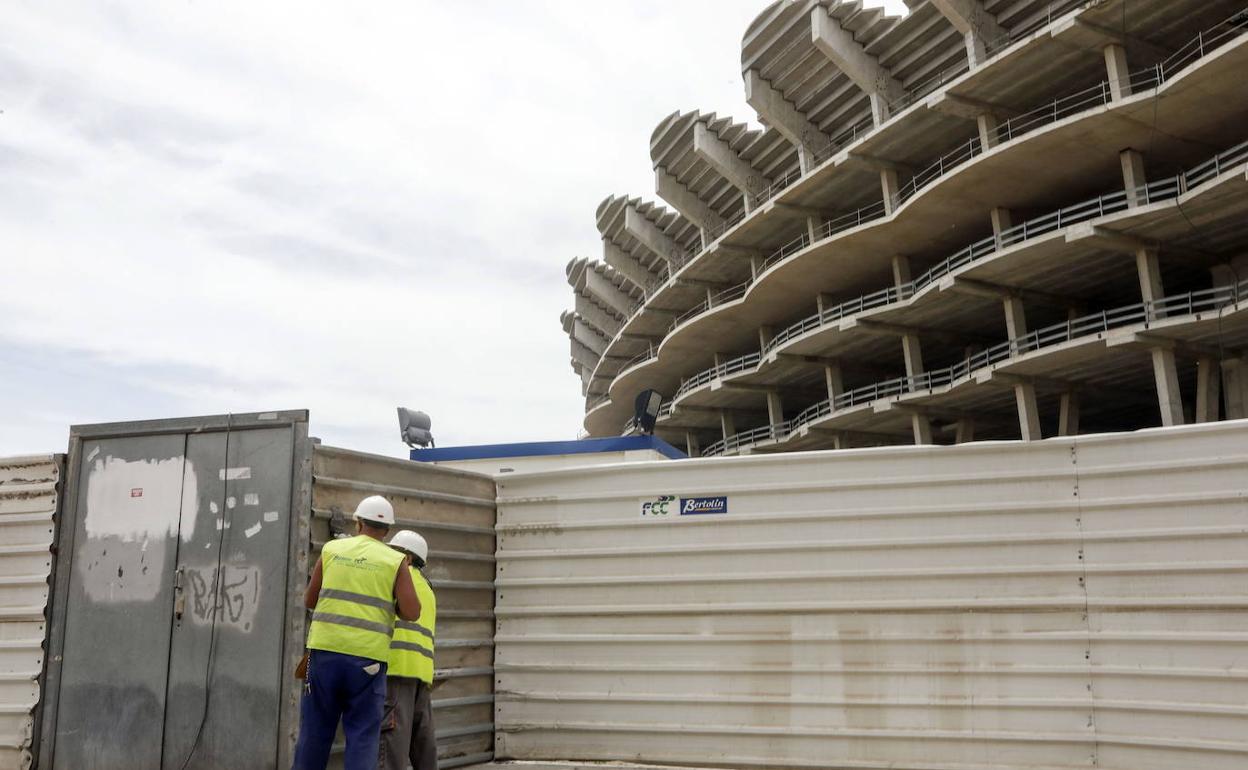 Dos operarios, en el nuevo Mestalla.