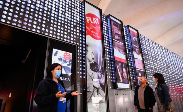 Visita guiada a la exposición 'Play. Ciencia y música'. /