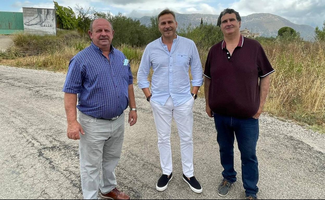 Los alcaldes de Millena (izda) y Benimassot (dcha), junto con el diputado de Carreteras, Alejrandro Morant (ctro). 