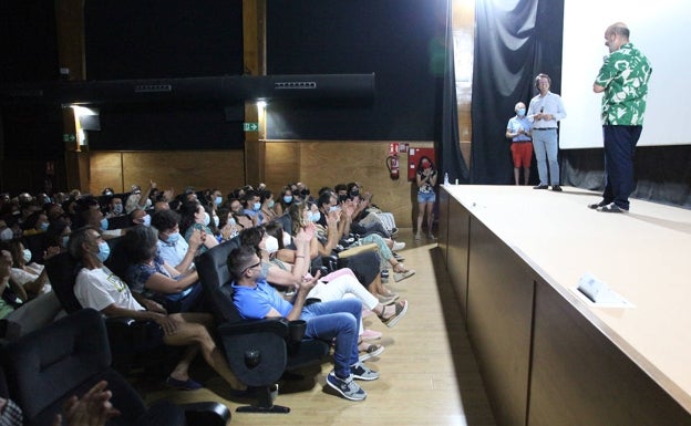 El actor hablando con el público y contestando sus preguntas. 