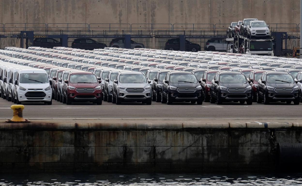 Automóviles fabricados en la Comunitat en el puerto de Valencia. 