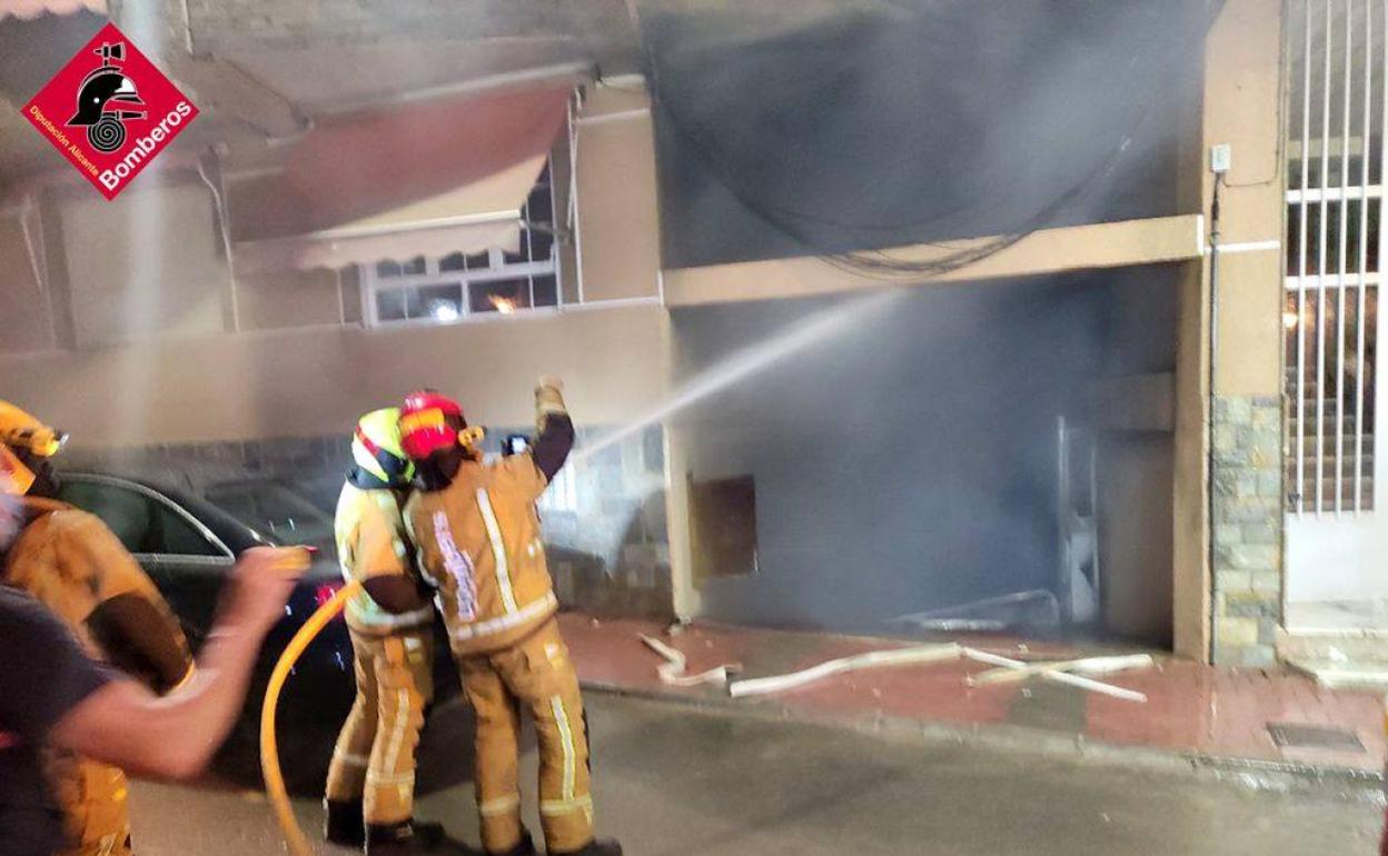 Incendio en la calle Monstesinos de Torrevieja, este miércoles por la noche. 