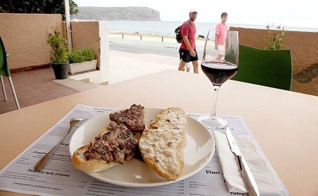 El placer de degustar el bocadillo de filete ruso de L'Hellin frente al mar. 