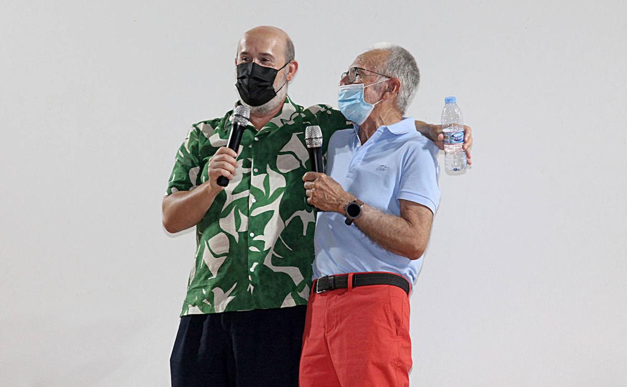 El actor Javier Cámara con Antonio Catalá, ante la pantalla del Cine Jayan de Xàbia. 