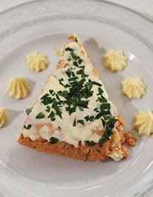 Imagen secundaria 2 - Varias tostadas del Bar Mercat y clientes de La Paraeta con un trozo de tortilla  de pescado dentro del bocata. 