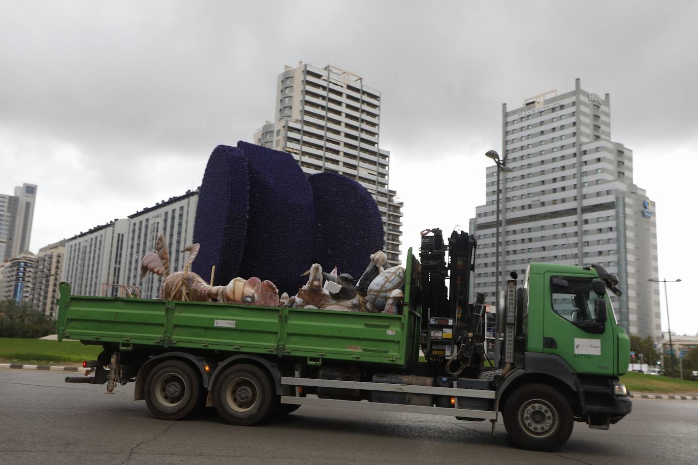 Fotos: Los primeros ninots salen de Fira Valencia para la Plantà de las Fallas