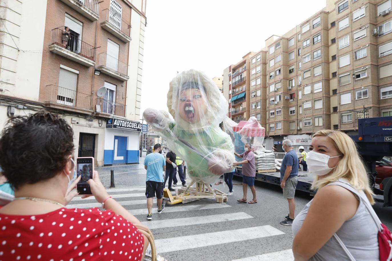 Fotos: Los primeros ninots salen de Fira Valencia para la Plantà de las Fallas