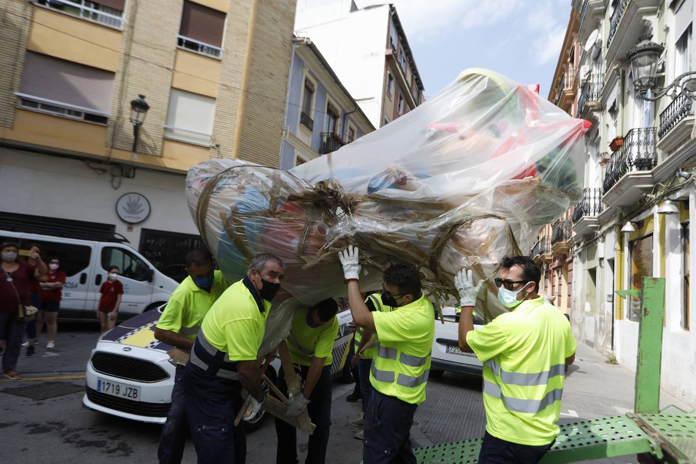 Fotos: Los primeros ninots salen de Fira Valencia para la Plantà de las Fallas