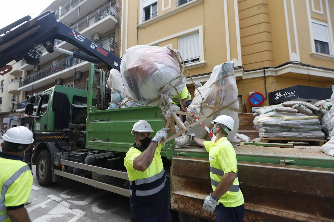 Fotos: Los primeros ninots salen de Fira Valencia para la Plantà de las Fallas