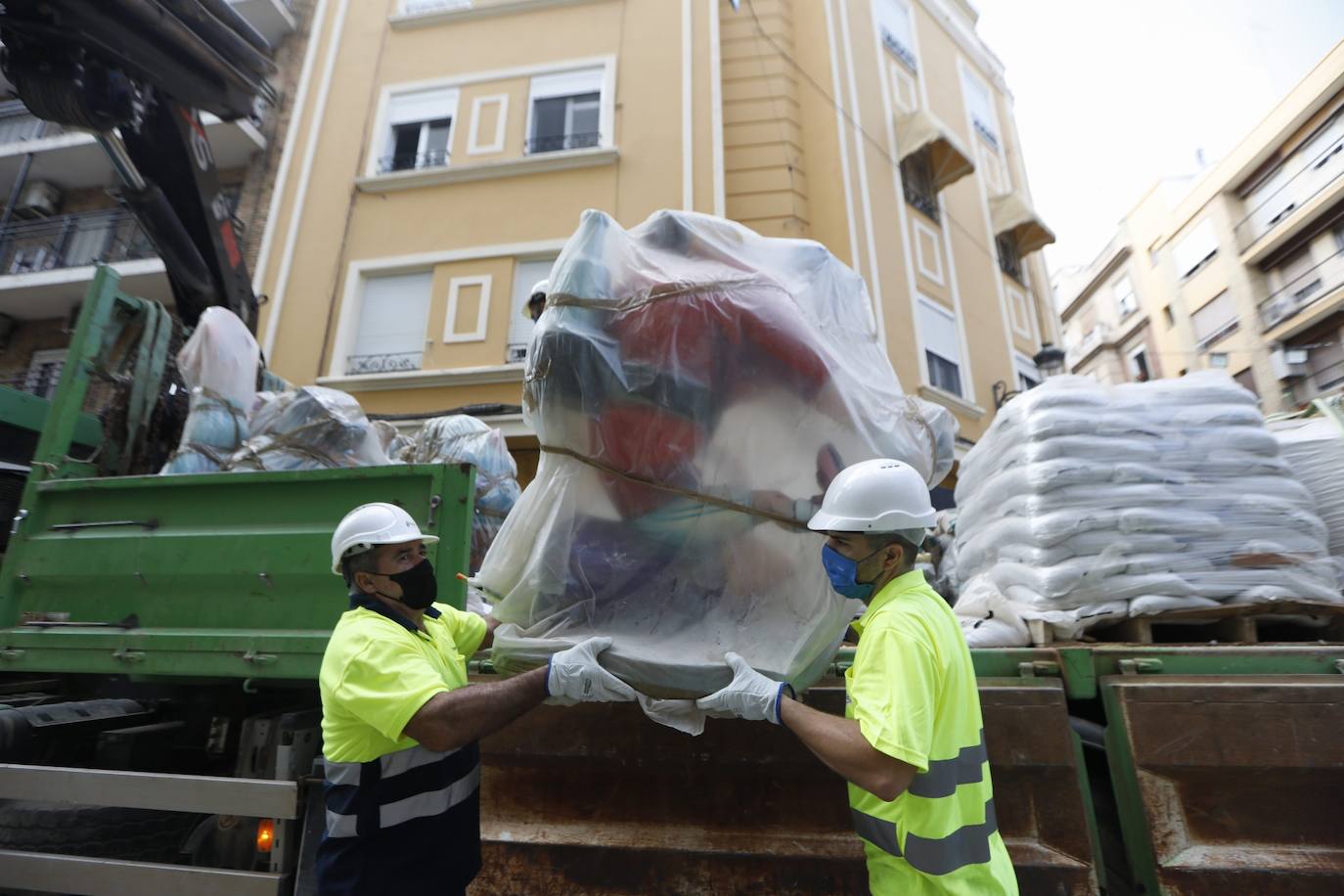 Fotos: Los primeros ninots salen de Fira Valencia para la Plantà de las Fallas