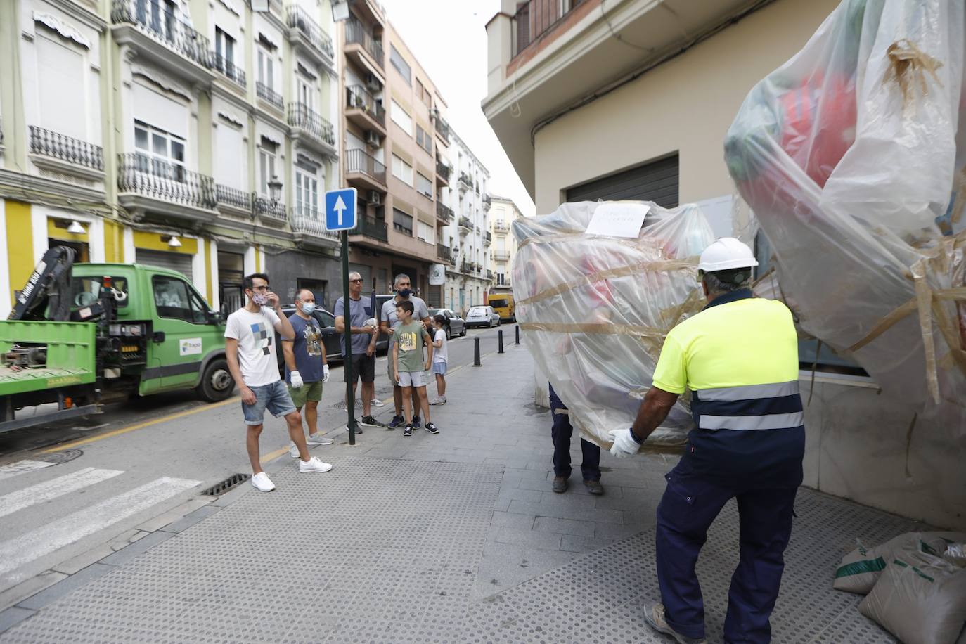 Fotos: Los primeros ninots salen de Fira Valencia para la Plantà de las Fallas