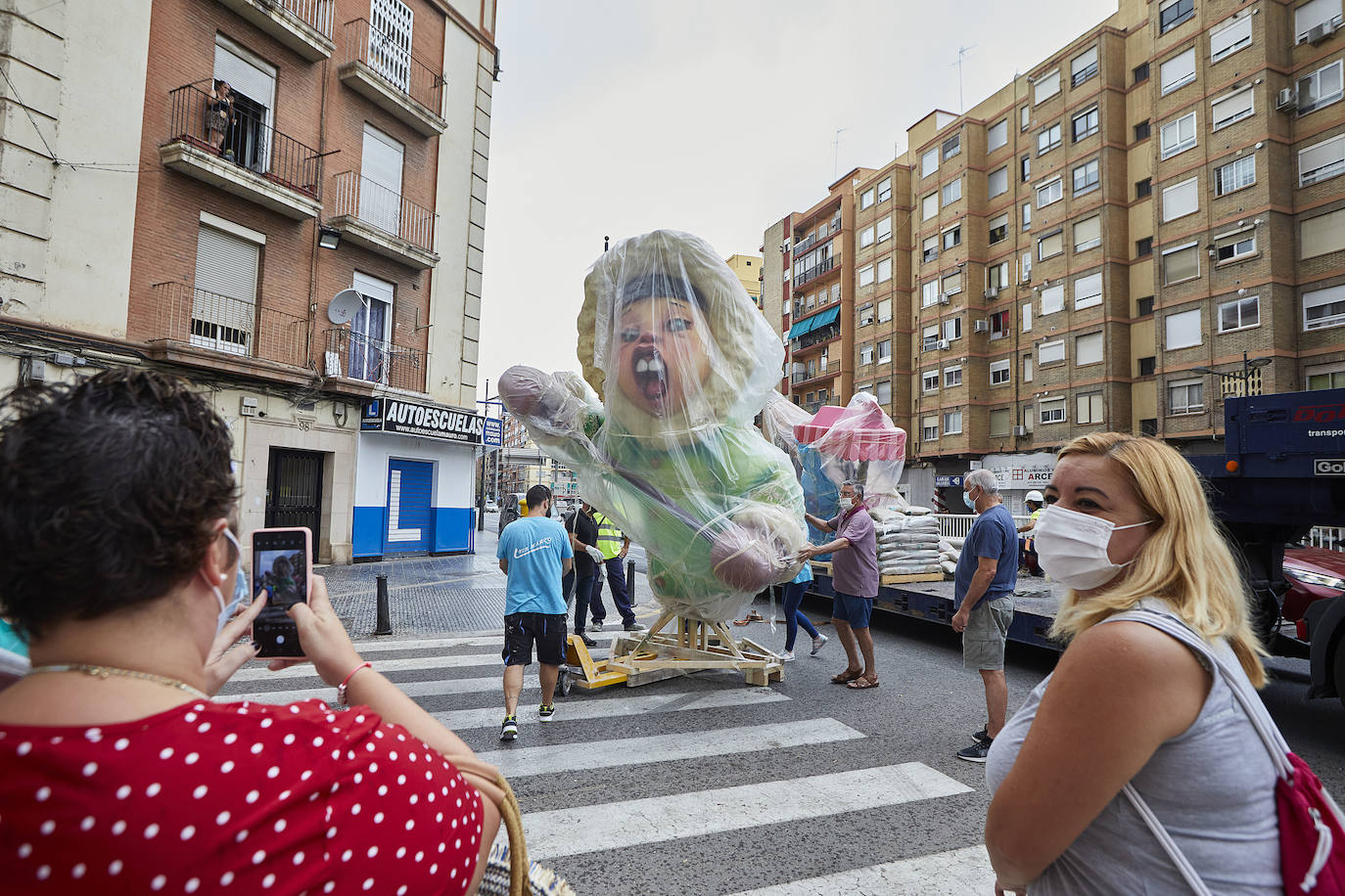 Fotos: Los primeros ninots salen de Fira Valencia para la Plantà de las Fallas