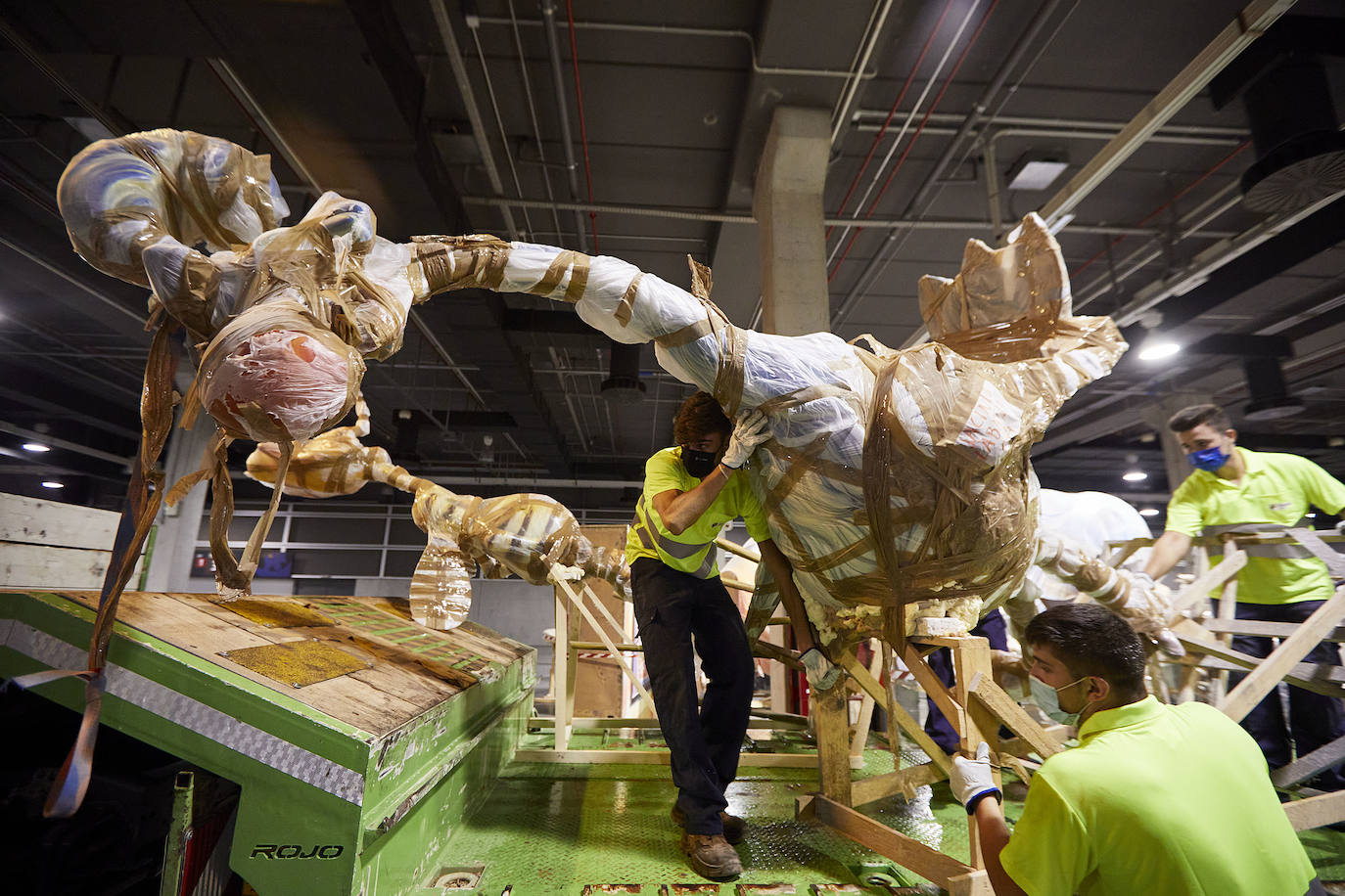 Fotos: Los primeros ninots salen de Fira Valencia para la Plantà de las Fallas