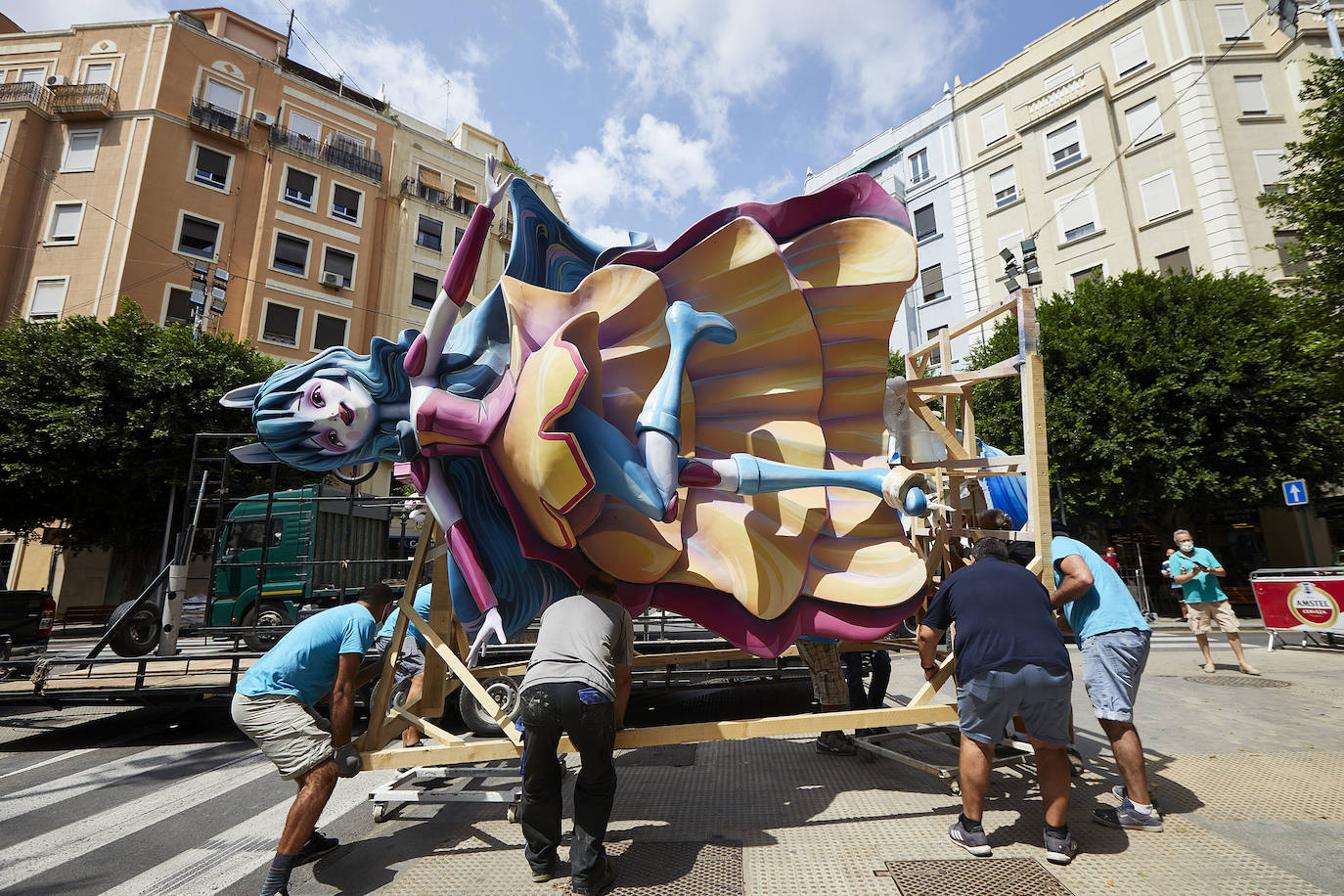 Fotos: Los primeros ninots salen de Fira Valencia para la Plantà de las Fallas