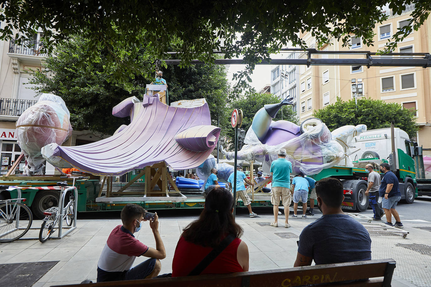 Fotos: Los primeros ninots salen de Fira Valencia para la Plantà de las Fallas