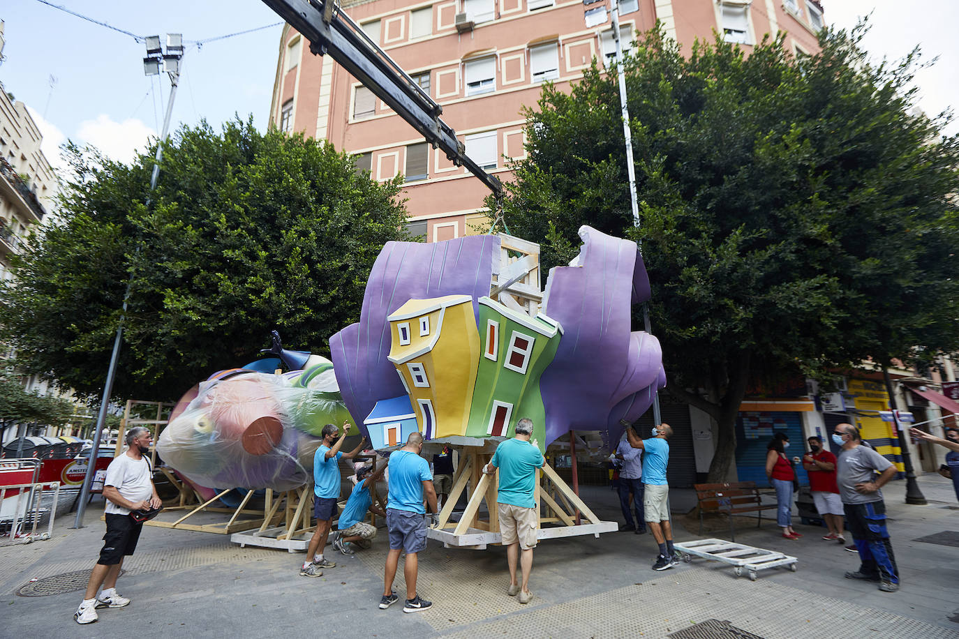 Fotos: Los primeros ninots salen de Fira Valencia para la Plantà de las Fallas