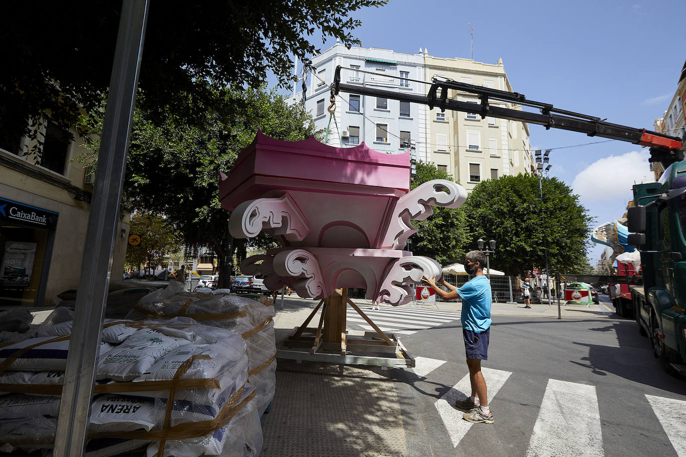 Fotos: Los primeros ninots salen de Fira Valencia para la Plantà de las Fallas