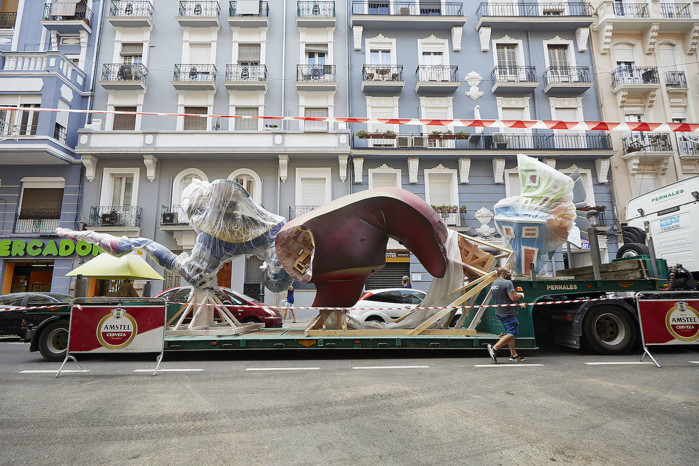 Fotos: Los primeros ninots salen de Fira Valencia para la Plantà de las Fallas