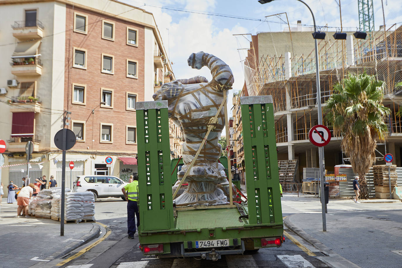 Fotos: Los primeros ninots salen de Fira Valencia para la Plantà de las Fallas