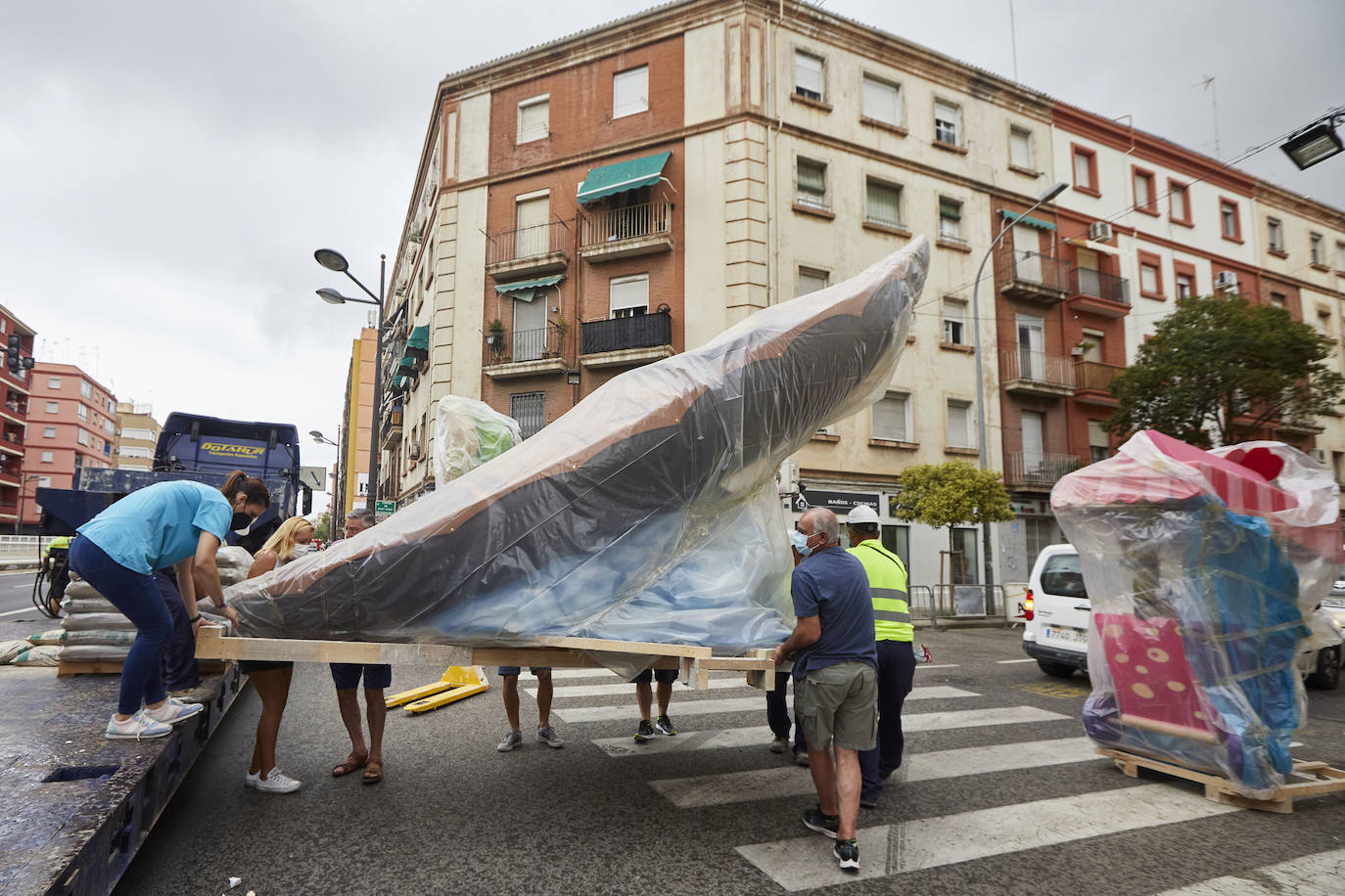 Fotos: Los primeros ninots salen de Fira Valencia para la Plantà de las Fallas