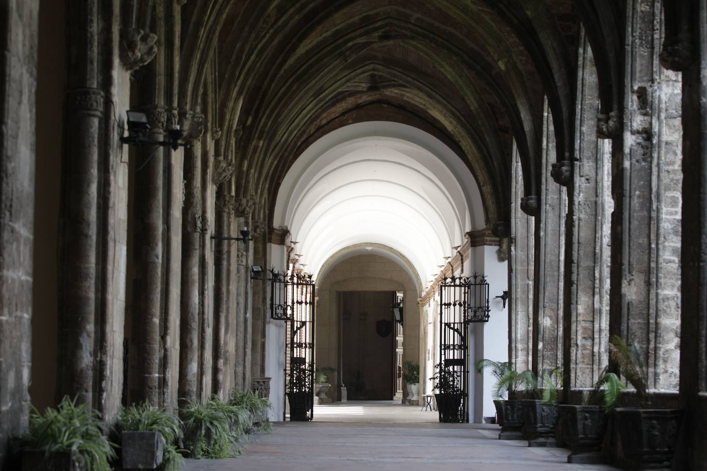 Imagen principal - Claustro gótico del convento de Santo Domingo.