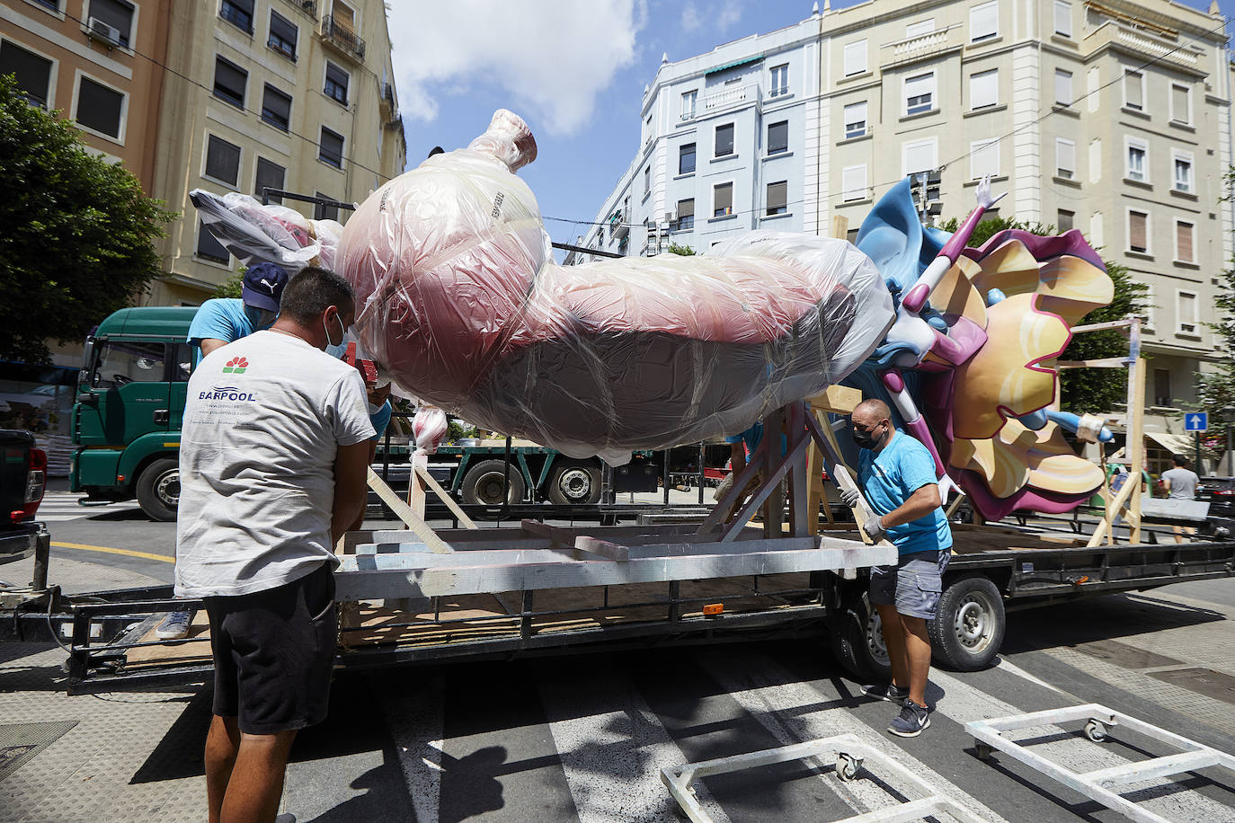 Los ninots empiezan a salir de Feria Valencia y de los talleres de los artistas para llenar de color la ciudad de Valencia en pleno verano