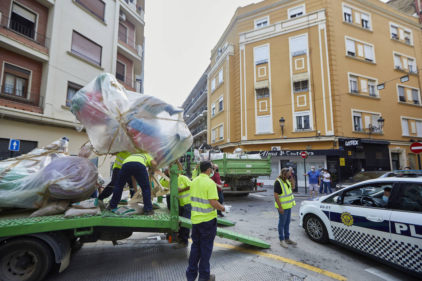 Los ninots empiezan a salir de Feria Valencia y de los talleres de los artistas para llenar de color la ciudad de Valencia en pleno verano