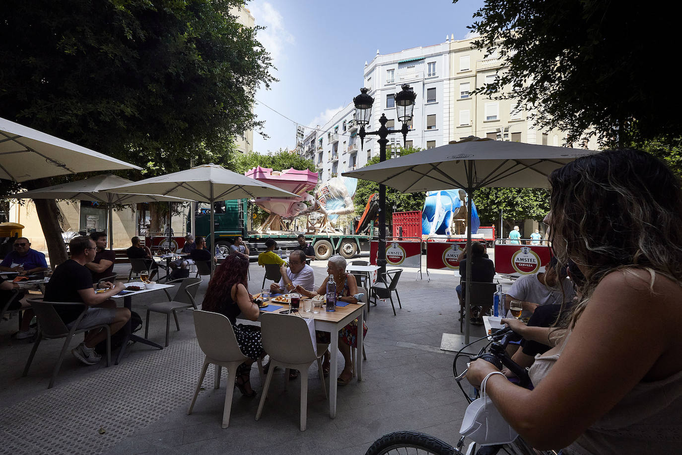 Los ninots empiezan a salir de Feria Valencia y de los talleres de los artistas para llenar de color la ciudad de Valencia en pleno verano