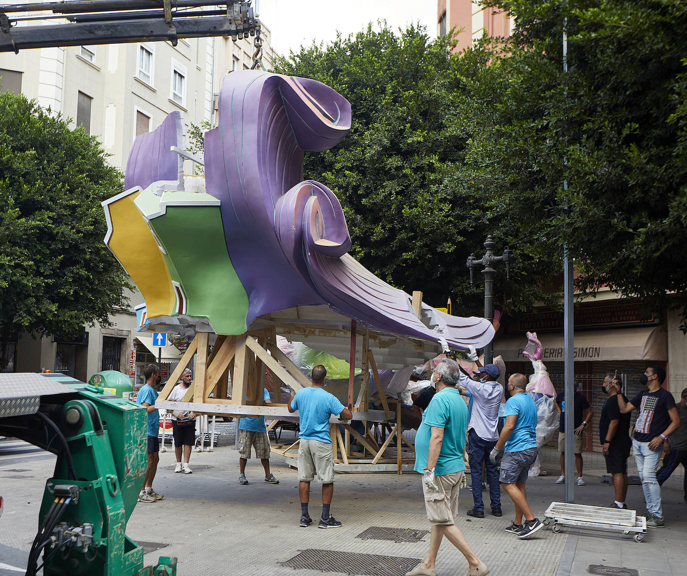 Los ninots empiezan a salir de Feria Valencia y de los talleres de los artistas para llenar de color la ciudad de Valencia en pleno verano