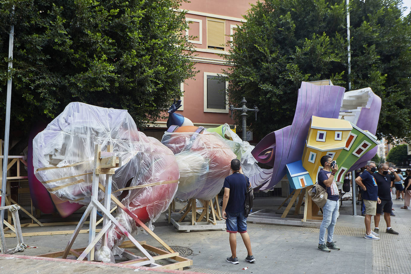 Los ninots empiezan a salir de Feria Valencia y de los talleres de los artistas para llenar de color la ciudad de Valencia en pleno verano